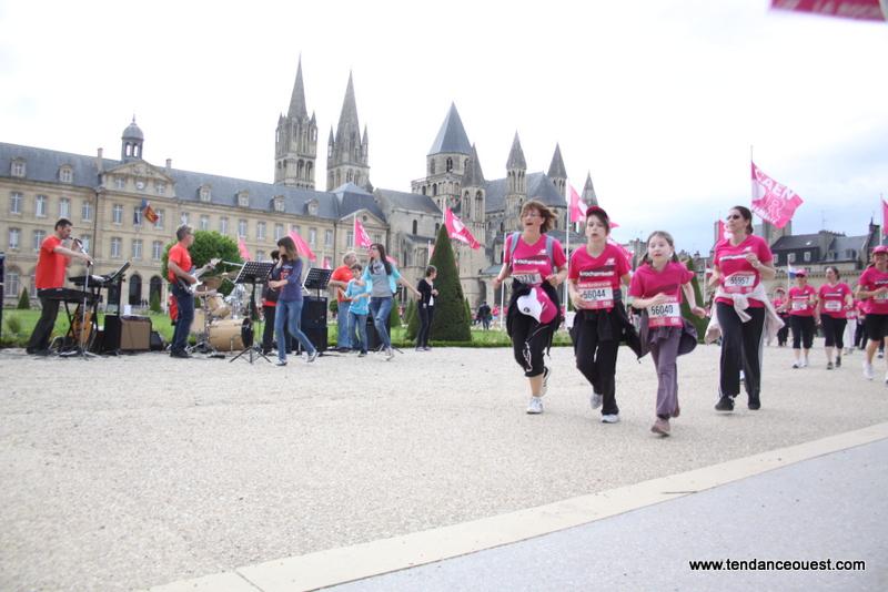 Marcheuses et coureuses sont passées devant la mairie, où un groupe de musique les accompagnait. - Aline Chatel - Tendance Ouest