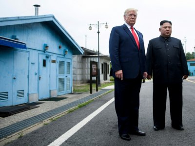 Le président américain Donald Trump et le dirigeant nord-coréen Kim Jong Un se tiennent dans la zone démilitarisée entre les deux Corées le 30 juin 2019 - Brendan Smialowski [AFP]