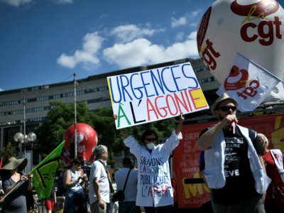 De nombreux employés d'hôpitaux manifestent à Paris le 2 juillet 2019 - STEPHANE DE SAKUTIN [AFP]