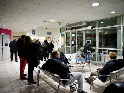 Des personnes attendent dans la salle des urgences de l'hôpital Trousseau, le 12 janvier 2017 à Tours - GUILLAUME SOUVANT [AFP/Archives]