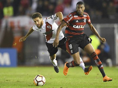 Le milieu de terrain brésilien de Flamengo Jean Lucas (d) en Coupe Libertadores contre River Plate, le 23 mai 2018 à Buenos Aires - EITAN ABRAMOVICH [AFP]