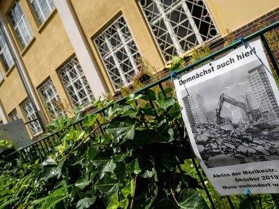 Une affiche montrant une opération de démolition sur la façade des Treptow Ateliers, le 20 juin 2019 à Berlin, - John MACDOUGALL [AFP]