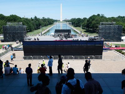 Installation d'une scène et d'enceintes, le 1er juillet 2019 à Washington, lors des préparatifs pour la fête de l'indépendance du 4 juillet - SAUL LOEB [AFP]