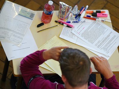 Un élève de Terminale lors de l'épreuve de philosophie le 17 juin 2019 - FREDERICK FLORIN [AFP/Archives]
