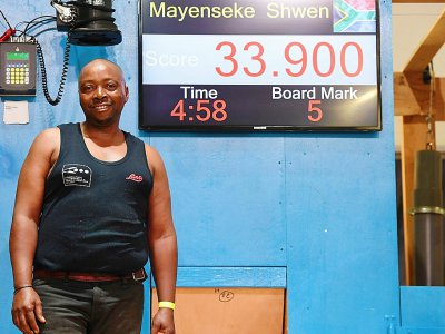 Le champion du monde de la tonte aux forces, le Sud-Africain Mayenseke Shweni au Dorat en Haute-Vienne le 4 juillet 2019 - MEHDI FEDOUACH [AFP]
