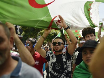Des manifestants dans les rues d'Alger, le 14 juin 2019 - RYAD KRAMDI [AFP]