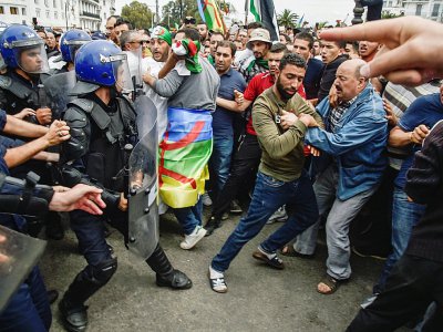 Des forces de police font face à des manfiestants à Alger le 24 mai 2019 - RYAD KRAMDI [AFP/Archives]