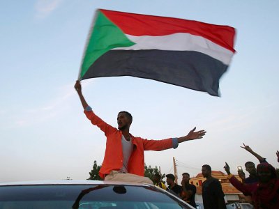 Des Soudanais célèbrent l'accord entre la contestation et les militaires, à Khartoum, le 5 juillet 2019 - ASHRAF SHAZLY [AFP]