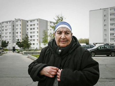 Delloula Aouaz (d), habitante de la cité du Franc-Moisin, devant le centre de santé associatif "Place Santé", le 16 avril 2019 en Seine-Saint-Denis - Philippe LOPEZ [AFP]