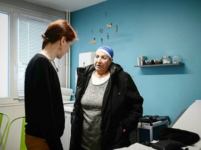 Delloula Aouaz (d), habitante de la cité du Franc-Moisin, lors d'une consultation avec le Dr Anne-Gaëlle Provost (g) au centre de santé associatif "Place Santé", le 16 avril 2019 en Seine-Saint-Denis - Philippe LOPEZ [AFP]