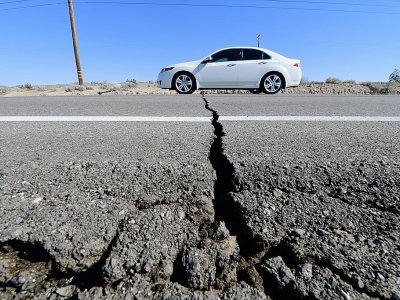Une route endommagée après le premier séisme, le 4 juillet 2019 à Ridgecrest, en Californie - FREDERIC J. BROWN [AFP]