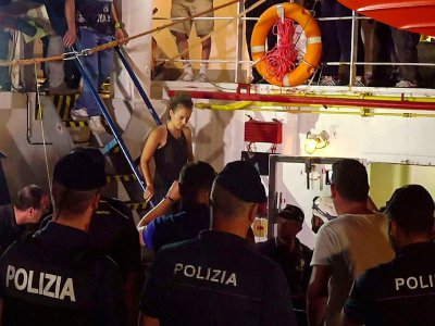 Capture d'écran d'une video publiée par Local Team le 29 juin montrant la capitaine du Sea-Watch 3 Carola Rackete lors de son arrestation par la police italienne, dans le port de Lampedusa, en italie - - [LOCALTEAM/AFP/Archives]