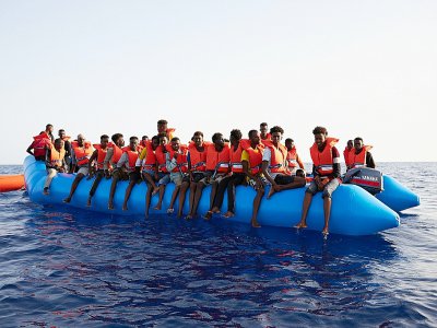 Photo prise et difffusée le 5 juillet 2019 par l'ONG allemande Sea-Eye montrant des migrants à bord d'un canot pneumatique surchargé repéré dans les eaux internationales au large de la Libye - Fabian Heinz [sea-eye.org/AFP/Archives]
