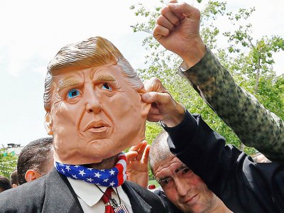 Des Iraniens manifestent à Téhéran contre les Etats-Unis en portant un masque à l'effigie du président américain Donald Trump, le 10 mai 2019 - STR [afp/AFP/Archives]