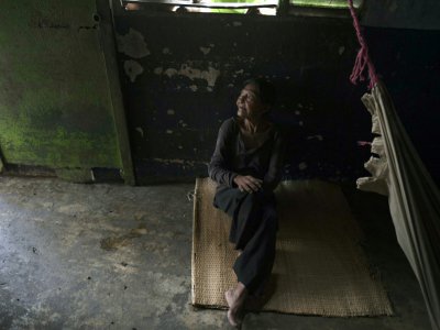 Une Yukpa, souffrant de malaria, assise sur le sol de sa maison, le 11 juin 2019 à Los Angeles del Tucuco, au Venezuela - YURI CORTEZ [AFP]