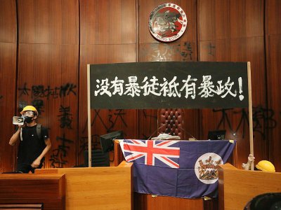 Le drapeau colonial britannique déployé à la tribune du Parlement de Hong Kong par des manifestants, le 1er juillet 2019 - VIVEK PRAKASH [AFP/Archives]