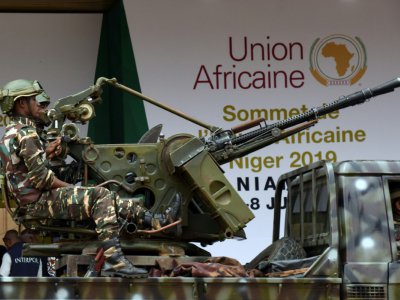Sécurité renforcée à Niamey qui accueille le sommet de l'Union africain (UA). Devant le Palais des Congrès le 4 juillet 2019 - ISSOUF SANOGO [AFP]