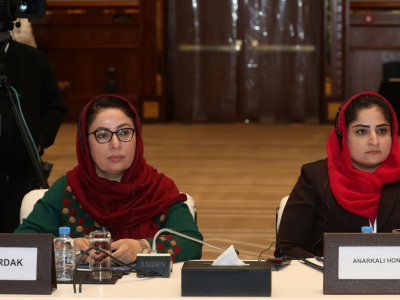 Asila Wardak (G), une membre du Haut conseil pour la paix (HPC), une instance de réconciliation afghane, lors de pourparlers interafghans le 7 juillet 2019 à Doha, la capitale du Qatar - KARIM JAAFAR [AFP]