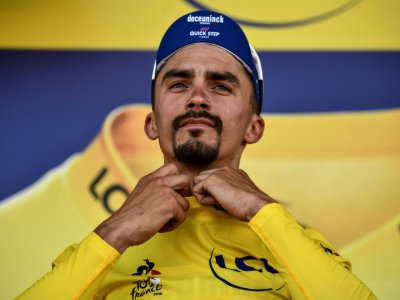 Julian Alaphilippe toujours en jaune sur le podium de la 4e étape du Tour de France à Nancy, le 9 juillet 2019 - JEFF PACHOUD [AFP]
