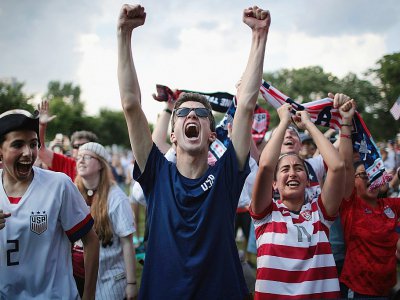 Supporters en liesse après avoir vu sur écran géant la victoire des Etats-Unis contre l'Angleterre en demi-finales du Mondial féminin de foot, au Lincoln Park, le 2 juillet 2019 à Chicago - SCOTT OLSON [GETTY IMAGES NORTH AMERICA/AFP/Archives]