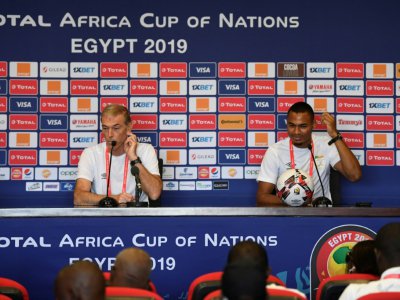 Le sélectionneur du Bénin Michel Dussuyer et le défenseur Olivier Verdon en conférence de presse, le 9 juillet 2019 au Caire - Khaled DESOUKI [AFP]