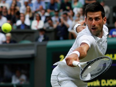 Le Serbe Novak Djokovic contre le Belge David Goffin en quarts de finale de Wimbledon, le 10 juillet 2019 - Adrian DENNIS [AFP]