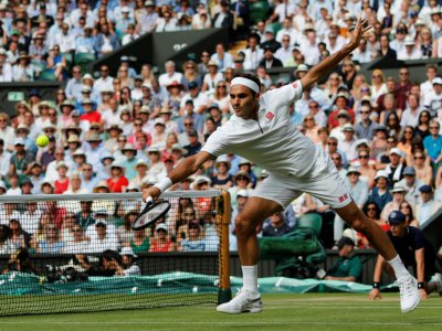 Le Suisse Roger Federer contre le Japonais Kei Nishikori en quarts de finale de Wimbledon, le 10 juillet 2019 - Adrian DENNIS [AFP]