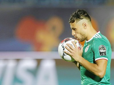 L'attaquant algérien Youcef Belaili avant son tir au but contre la Côte d'Ivoire en quart de finale de la CAN, le 11 juillet 2019 à Suez - FADEL SENNA [AFP]