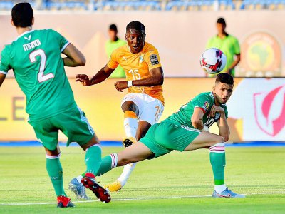 L'attaquant ivoirien Max-Alain Gradel tire au but contre l'Algérie en quart de finale de la CAN, le 11 juillet 2019 à Suez - Giuseppe CACACE [AFP]
