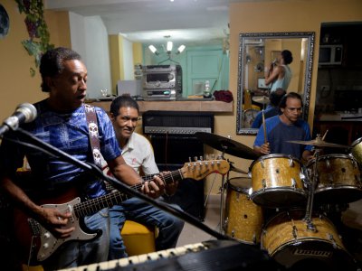 Des musiciens du groupe de rock cubain "Challenger" lors d'une répétition, le 25 juin 2019 à La Havane - YAMIL LAGE [AFP]