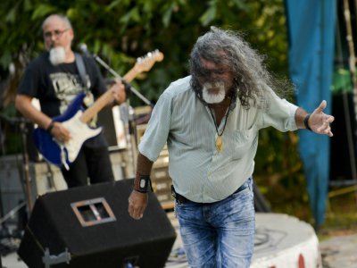 Un rockeur cubain danse lors d'un concert de "La Vieja Escuela", le 23 juin 2019 à La Havane - YAMIL LAGE [AFP]