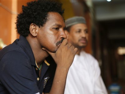 Youssef (g et Mudther (f), les frères d'Ali tué en juin pendant la dispersion d'un sit-in à Khartoum, dans leur maison familiale, le 7 juillet 2019 au Soudan - ASHRAF SHAZLY [AFP]