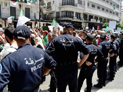 Des policiers algériens encadrent des manifestants à Alger, le 12 juillet 2019 - RYAD KRAMDI [AFP]