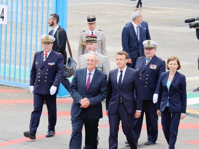 Emmanuel Macron est arrivé aux côtés du PDG Hervé Guillou et de la ministre des Armées Florence Parly. - Marthe Rousseau