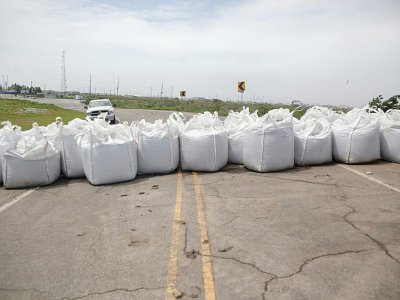 Des sacs de sable placés sur les routes pour éviter les inondations avant le passage de l'ouragan Barry, le 12 juillet 2019 à Venice, en Louisiane - Seth HERALD [AFP]