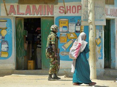 Un soldat de la force de l'Union africaine en patrouille dans une rue de Kismayo, en Somalie - SIMON MAINA [AFP/Archives]