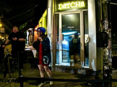 Une femme sort de la discothèque Datcha, le 28 juin 2019 à Montréal, au Québec - Louis BAUDOIN [AFP Photo]