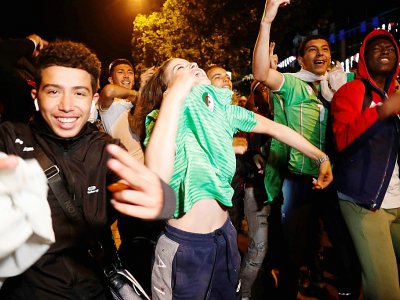 Des supporters de l'Algérie aux Champs Elysées le 14 juillet 2019 - Zakaria ABDELKAFI [AFP]