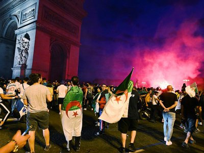 Des supporters de l'Algérie aux Champs Elysées le 14 juillet 2019 - DOMINIQUE FAGET [AFP]