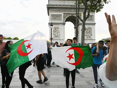 Les supporters de l'Algérie à l'Arc de Triomphe le 14 juillet 2019 - DOMINIQUE FAGET [AFP]