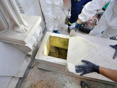 Photo diffuséele 11 juillet 2019 montrant l'ouverture de l'une des tombes de deux princesses inhumées au XIXe dans le cimetière teutonique du Vatican - Handout [VATICAN MEDIA/AFP]