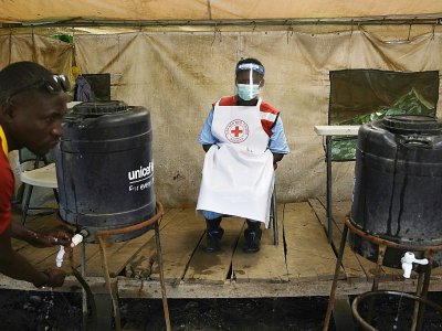 Personnel sanitaire mobilisé contre Ebola dans le centre de Mpondwe à la frontière entre l'Ouganda et la RDC, le 13 juin 2019. - ISAAC KASAMANI [AFP/Archives]