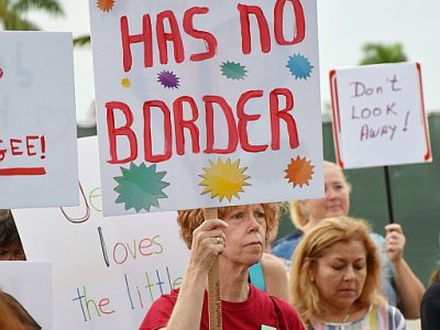 Une manifestation en Floride de défenseurs des migrants le 12 juillet - GASTON DE CARDENAS [AFP]