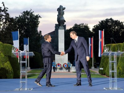Le président français Emmanuel Macron (à gauche) serre la main de son homologue serbe Aleksandar Vucic à Belgrade le 15 juillet 2019. - Ludovic MARIN [AFP]