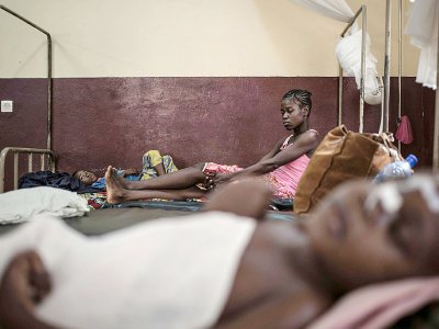 Une mère et son fils séropositifs à l'hôpital de Bangui, en Centrafrique, en décembre 2018 - FLORENT VERGNES [AFP/Archives]