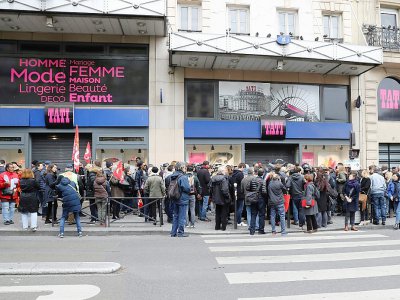 Rassemblement de salariés devant le magasin Tati du boulevard Barbès, à Paris, le 4 mai 2017 - Jacques DEMARTHON [AFP/Archives]