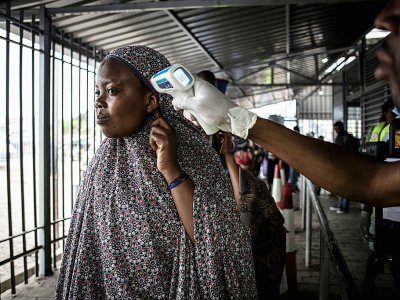 Une habitante de Goma fait  contrôler sa température dans un centre médical de lutte contre Ebola, le 16 juillet 2019, à Goma en République démocratique du Congo. - JOHN WESSELS [AFP]