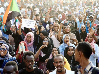 Des Soudanais manifestent en hommage aux personnes tuées tuées lors de la dispersion d'un sit-in, le 13 juillet 2019 à Khartoum - EBRAHIM HAMID [AFP]
