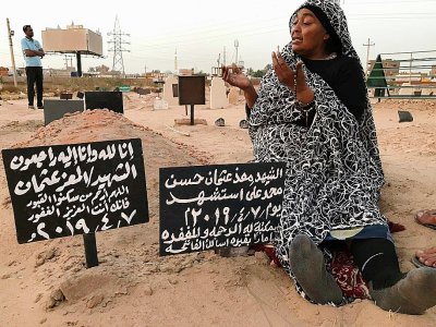 Une femme pleure sur la tombe de son fils tué dans la répression du mouvement de contestation, le 9 juillet 2019 à Khartoum, au Soudan - Claire DOYEN [AFP]