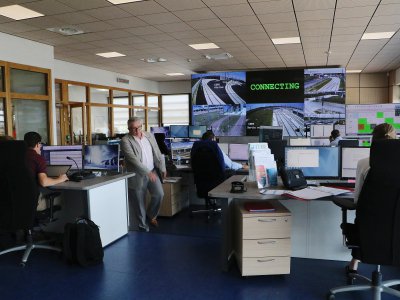 Le PC sécurité contrôle tout le réseau tramway de Caen, via des écrans géants. - Léa Quinio
